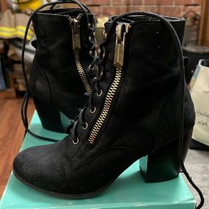 Maurices Hayden Laceup Bootie in Black. Size 8
